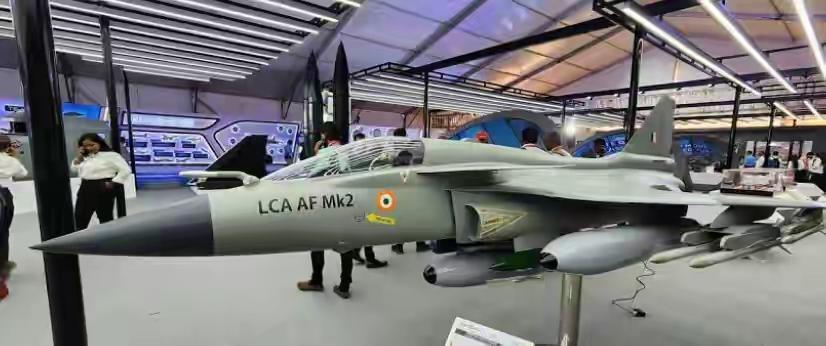 印度光辉战斗机的改进型LCAAFMIK2预计将在2027年首飞。印度人说这款
