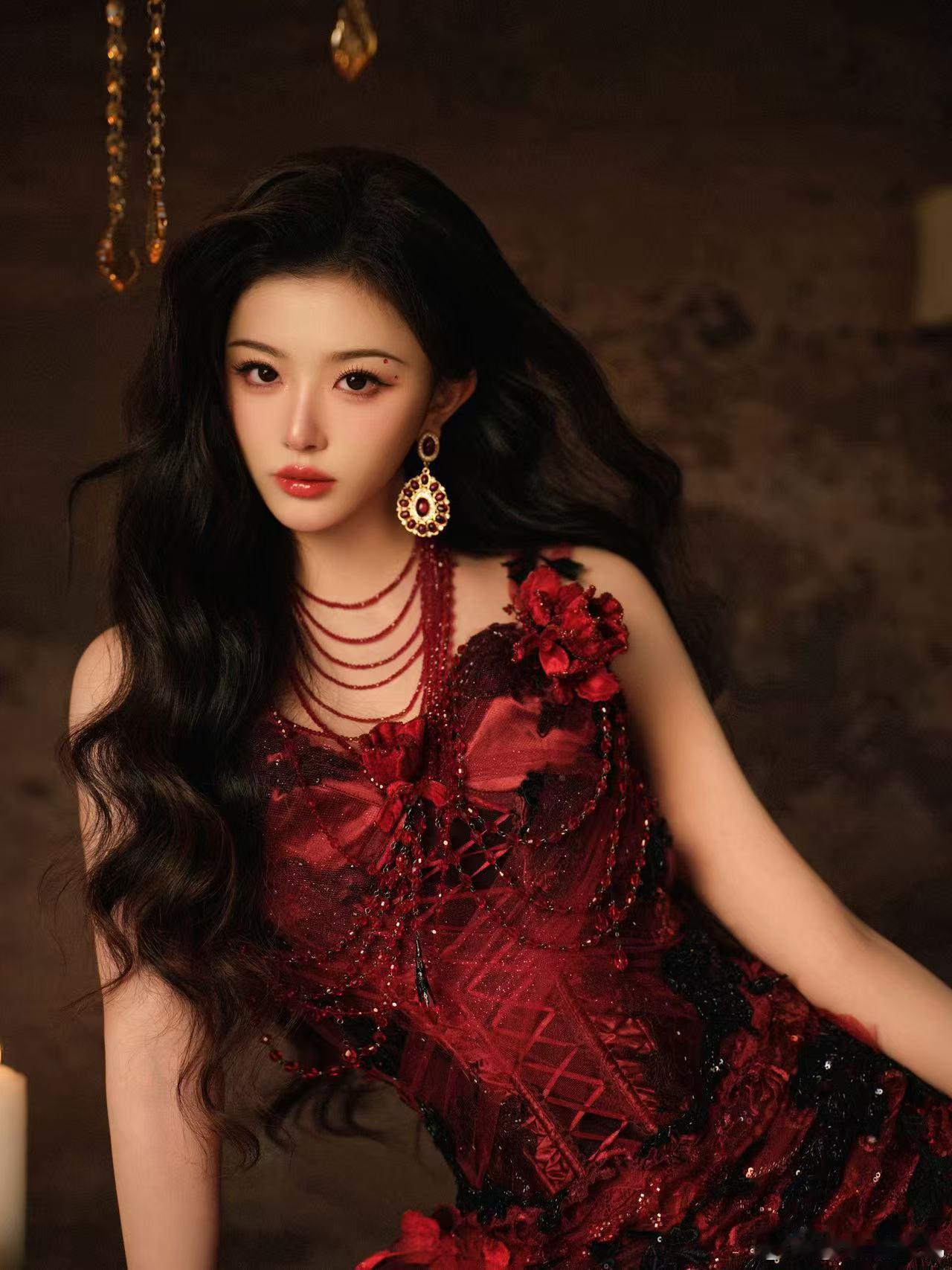 孔雪儿烈焰红裙孔雪儿美甲红玫瑰一样的氛围感直接拉满，孔雪儿穿烈焰红裙优雅又撩人