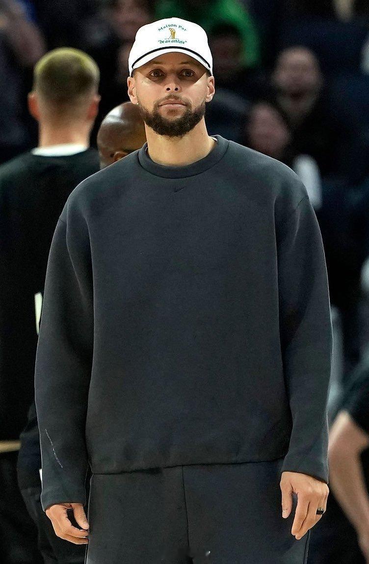 名记尼克·弗雷戴尔报道，库里直到现在很多人都不看好勇士，他正在做各方面准备，要打