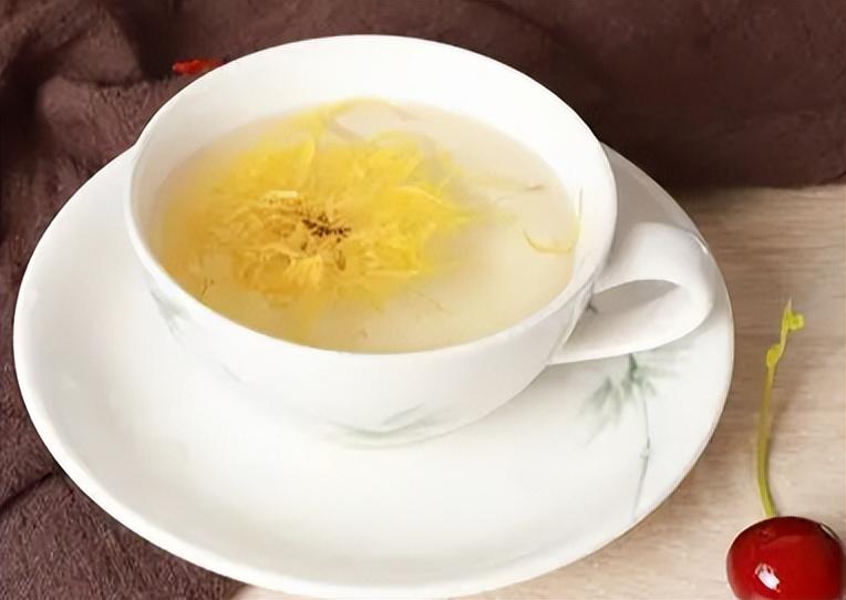 菊花茶再成焦点，医生：脂肪肝人群常饮菊花茶，或有3个护肝好处说起脂肪肝，可能