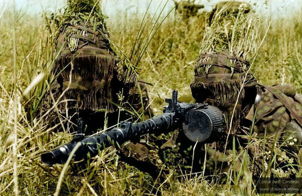 党卫队士兵在库尔斯克战役中的实战装备：MG34与伪装面罩