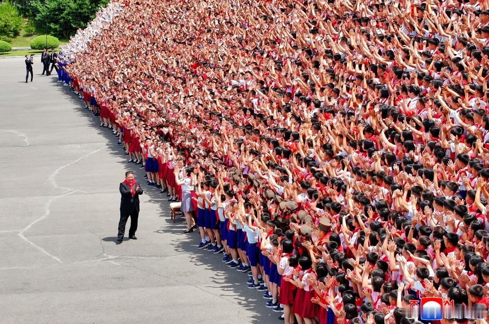 朝鲜少年团成立80周年，金正恩接见全国少年代表。
