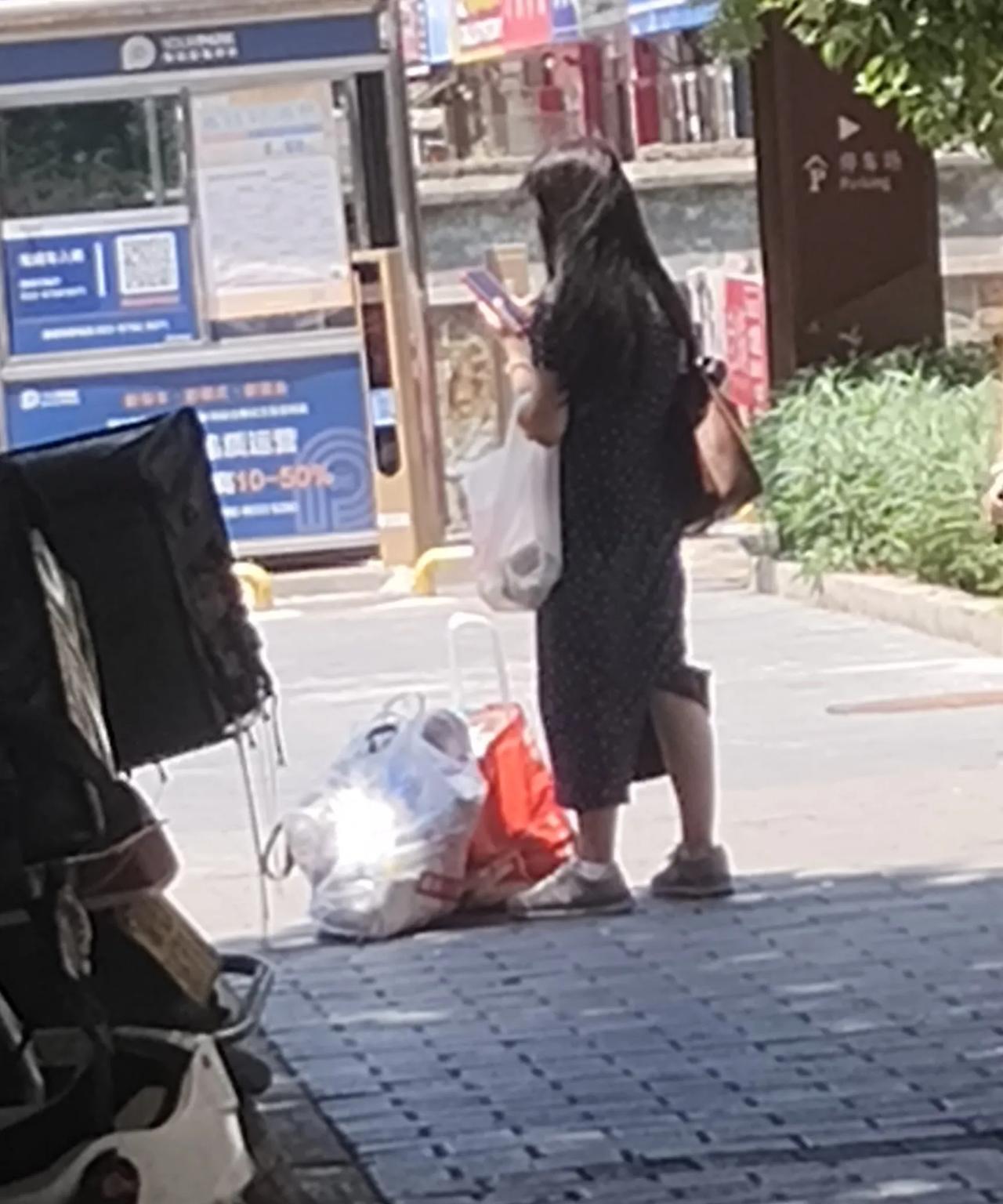 小姐姐提不动了，我要不要去帮帮她？说不定还有华子抽[呲牙笑]