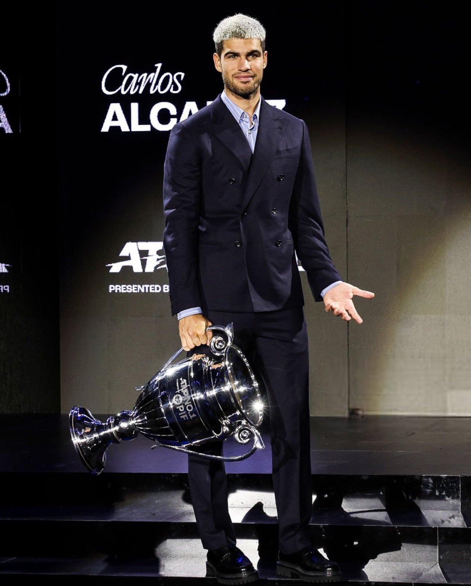 阿卡在2025赛季拿到8个冠军和3个亚军，从辛纳手中抢回年终第一，然而，最关键的