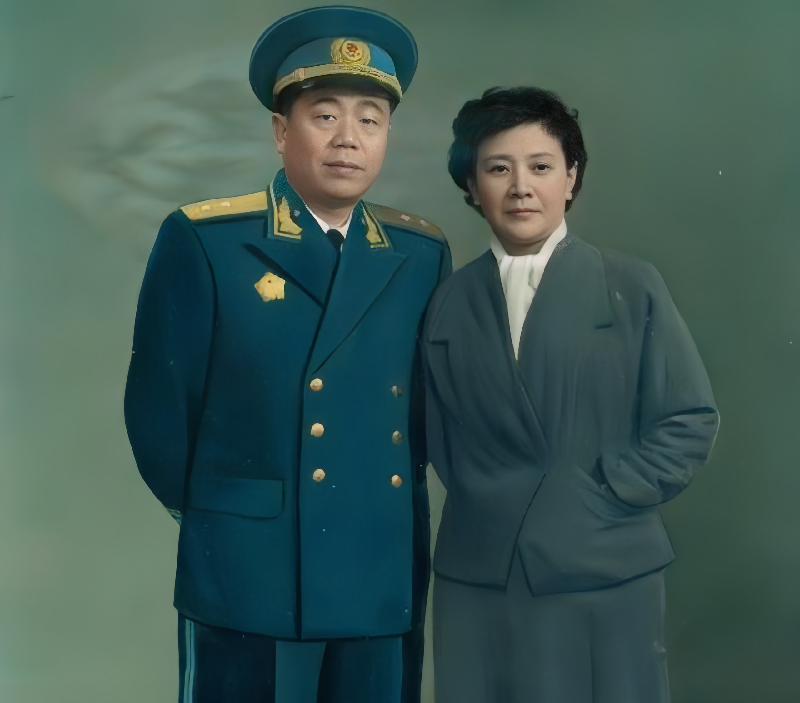 1973年，聂凤智中将的夫人何鸣赶到南京军区空军总医院，当见到聂凤智的那一刻，她