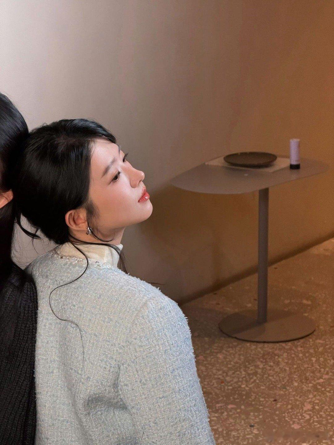 加奈那亲了何蓝逗一口又一口何蓝逗演技在线！郭小雨的可爱藏不住，表情管理全是戏，