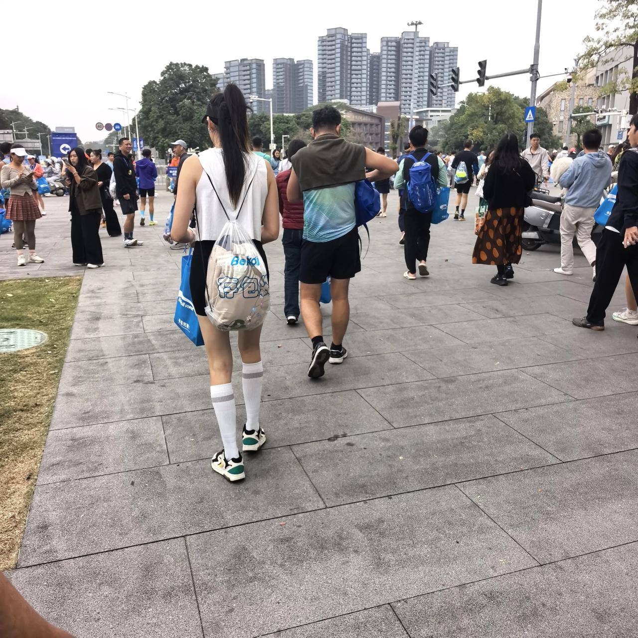 人群中的焦点东莞马拉松现场偶遇一位参赛小姐姐她自信大方展现自己身材高挑