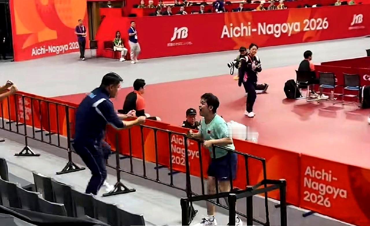 “昨天像刚学会走路，今天像百米冠军。”这是解说席上侯英超对林诗栋的一句大白话点评。拿下最后一分时，这