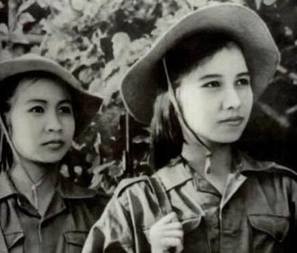 1979年，黄干宗被两个越南女兵抓走，他已经做好赴死的准备，谁知女人却说：“