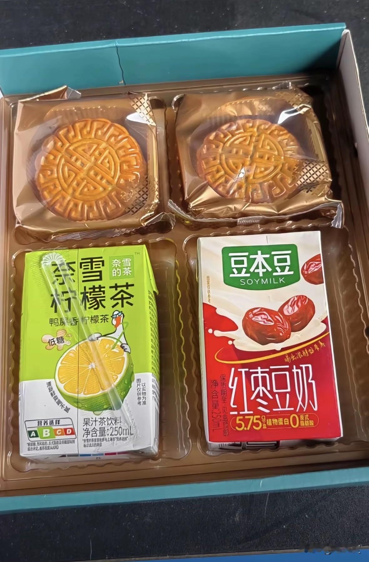 某车企大厂给员工发了中秋福利，包装精美，打开后，让人感动🥹