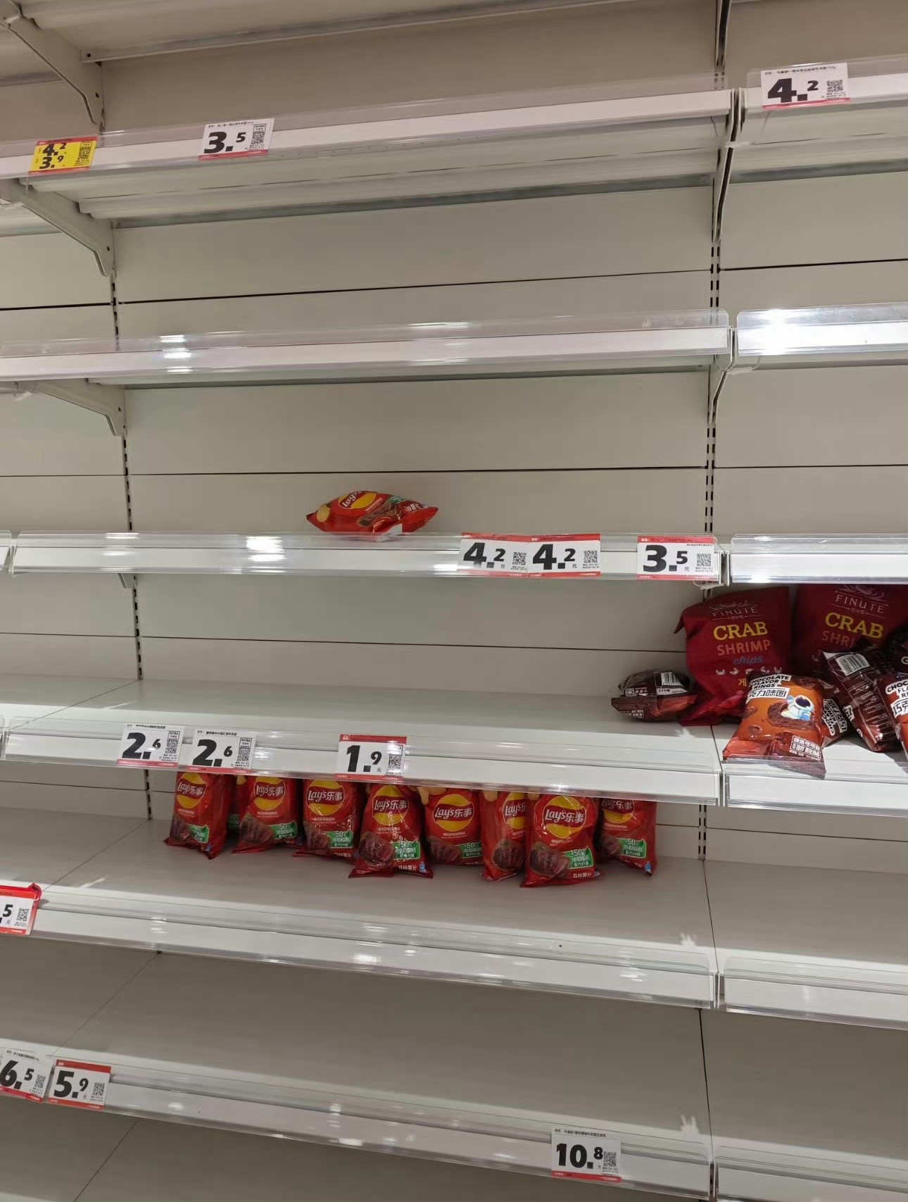台风这东西到底是有多难吃啊，其他都抢完了，就剩它[笑着哭][笑着哭]​​​