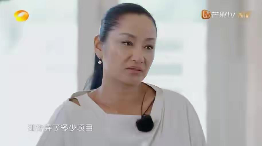 瞿颖的一双眼睛，简直就是内娱的活体标尺。综艺饭局上，黄晓明感慨岁月，随口说