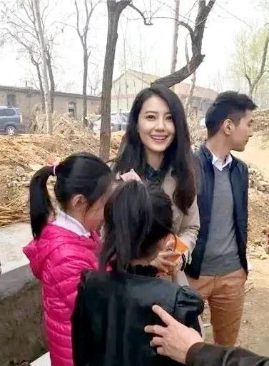 明星也是可以如此接地气的。高圆圆和老公赵又廷回老家，与老乡合影笑容美，一点明星架