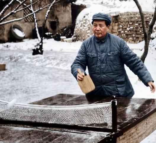 1944年，毛主席右肩疼得抬不起来，吃药、扎针、热敷全都试过了，一点用都没有，医