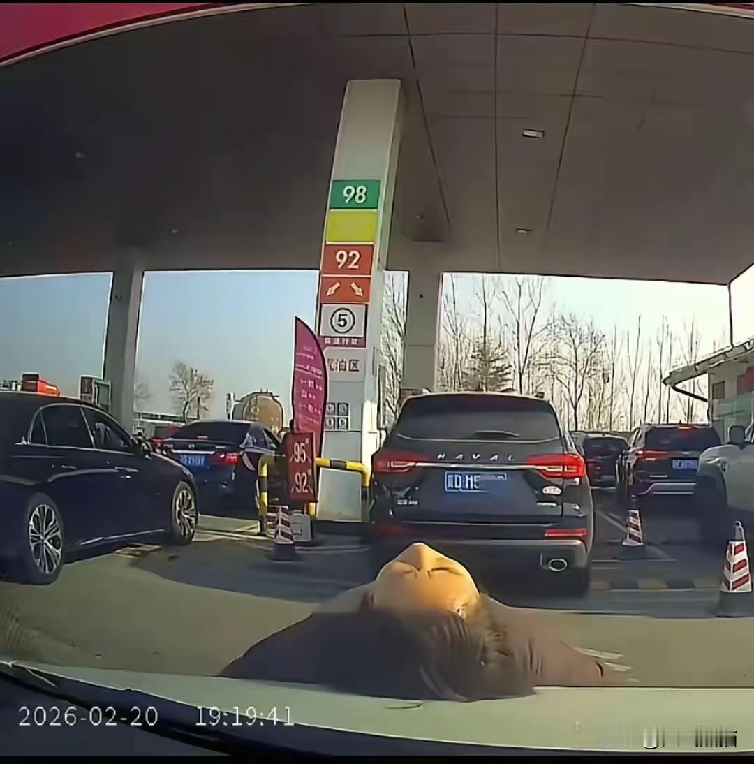 这个女子为了插队，也算是拼了命了，在长深高速临沭服务区，由于加油车辆太多导致排