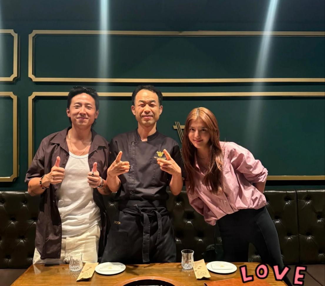 吴千语和老公在韩国首尔吃烤肉，夫妻俩感情好甜蜜，施伯雄看起来沧桑了好多！