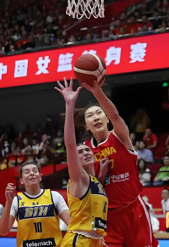 女篮三名教练给球队带来哪些改变？许利民堪称女篮“铁血教官”，他敢把19岁李月