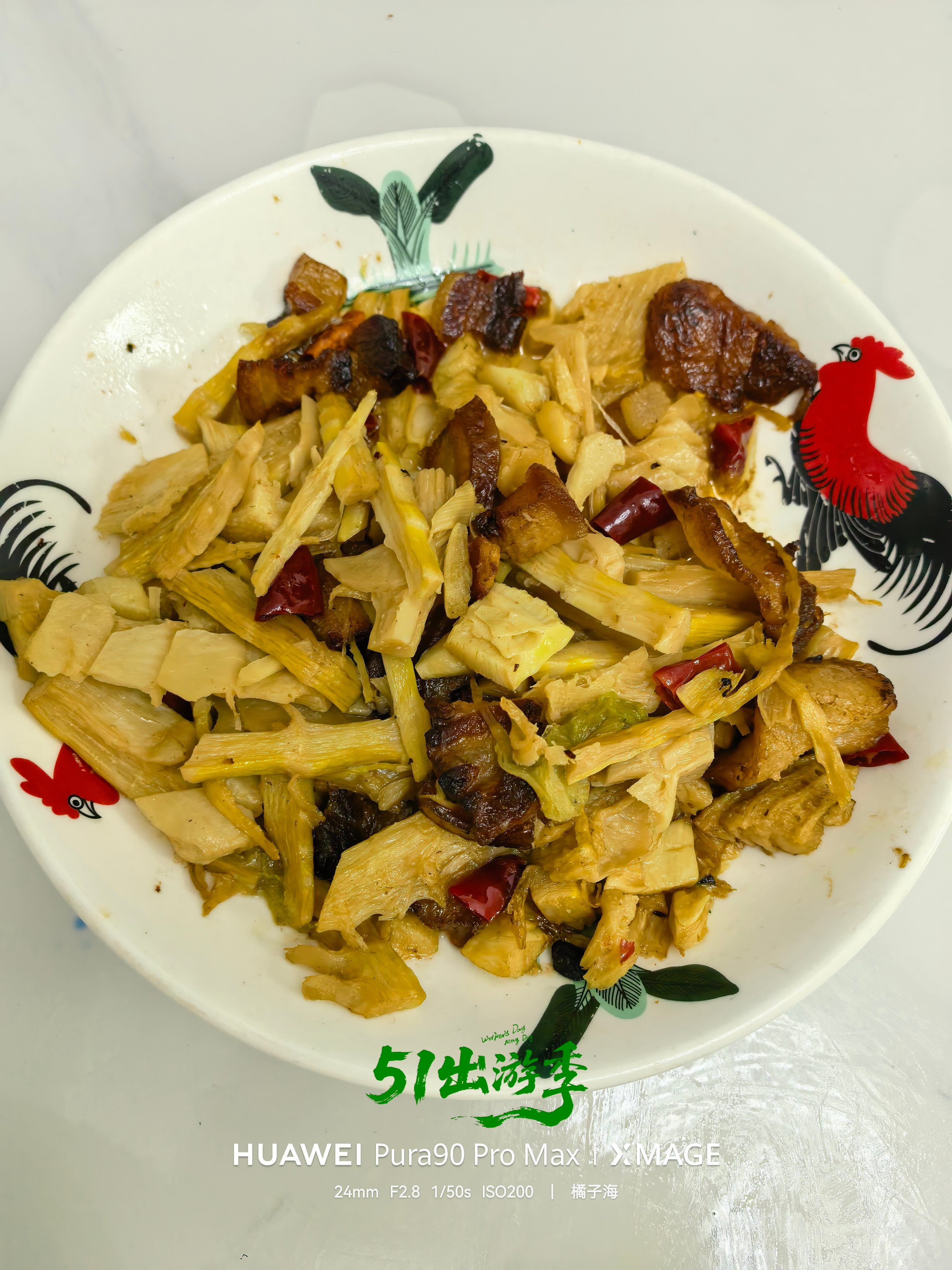 这么晚下班回家，桌面上摆好热乎的饭菜，这就是家的温暖。