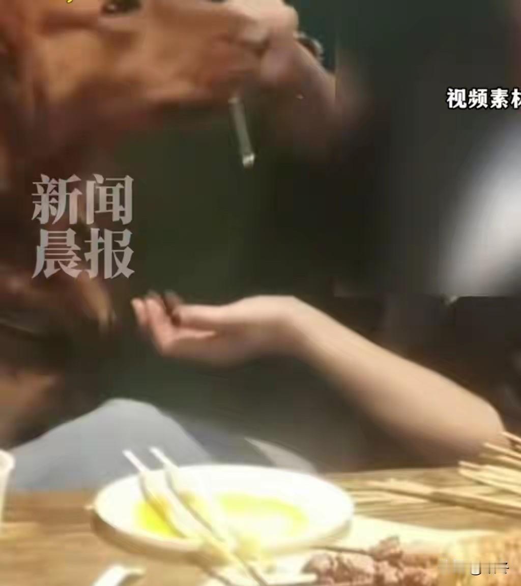 毫无底线！大连女子带狗上餐桌撸串，熟练操作惹众怒，店家直接停业！大连一烧烤