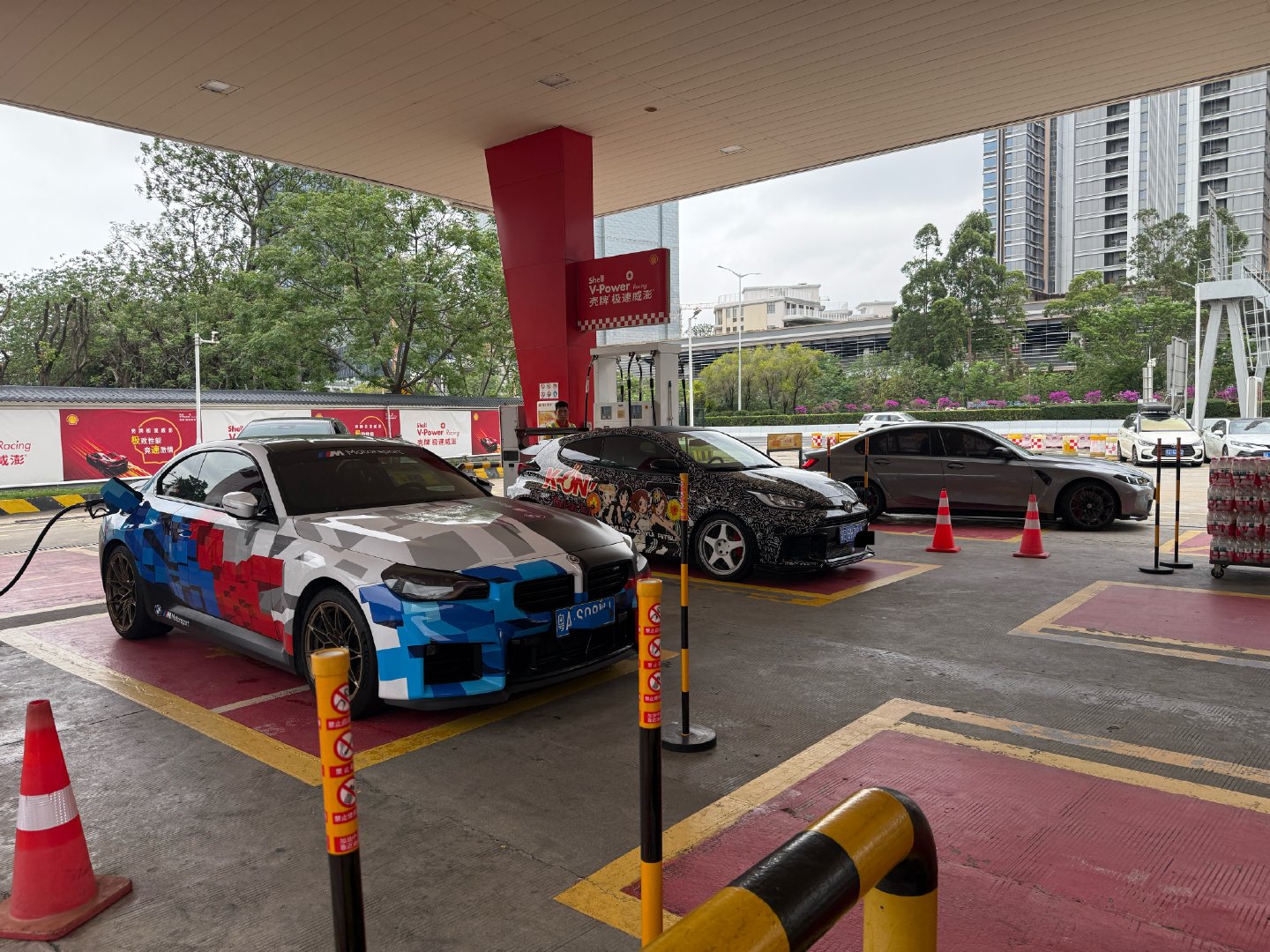 不愧是性能车最爱的加油站。话说经常帮衬这间加油站的朋友说说，有没有觉得比平时加多