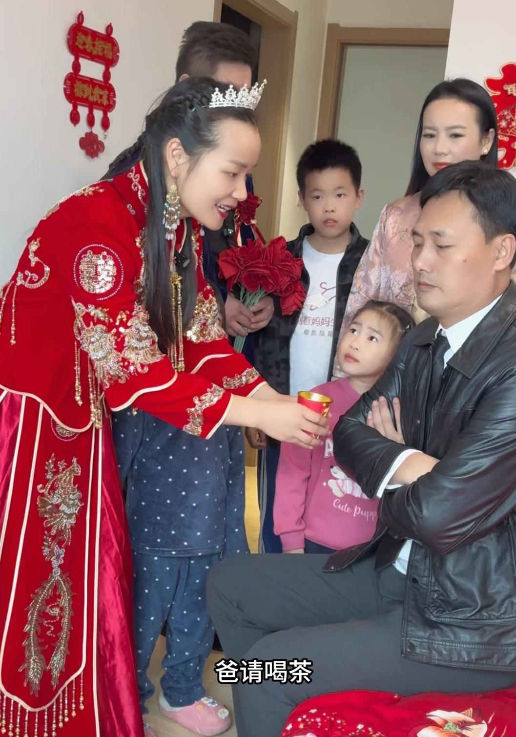 新娘给公公敬茶时喊了5次爸，公公都没抬眼皮接，新娘看向老公，老公竟也没有帮忙
