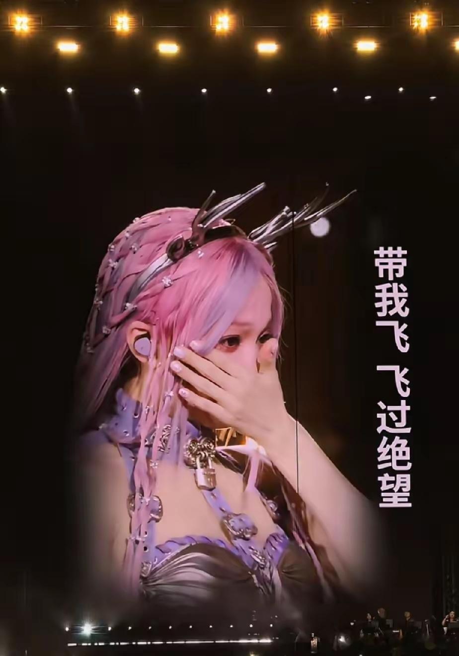 大家发现了没，张韶涵这个人真的不能仔细琢磨，越琢磨你越会发现，敬业精神恐怕是她最