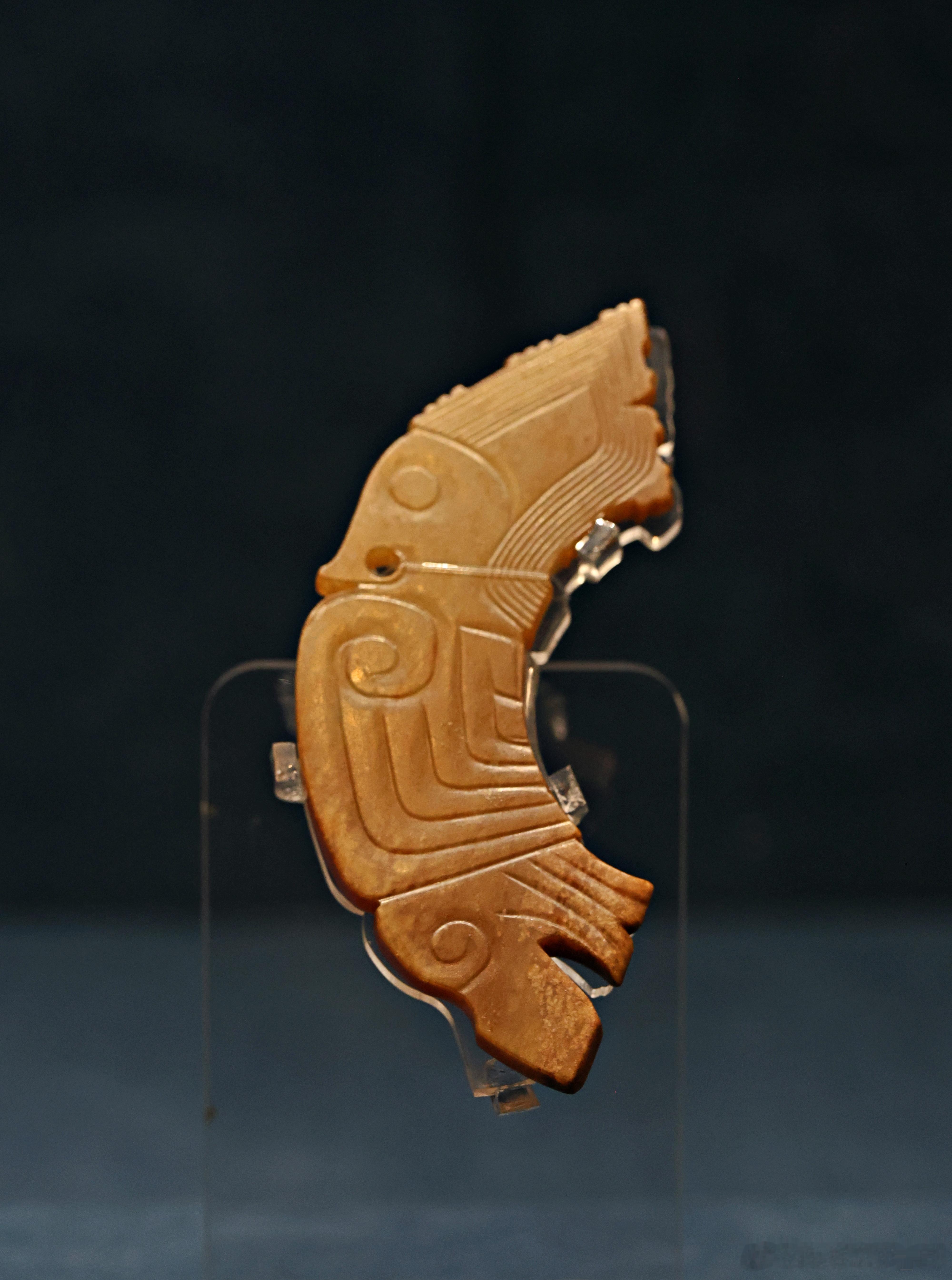 黄玉凤形珮商（公元前1600-前1046年）天津博物馆藏这件凤形玉珮，玉质黄
