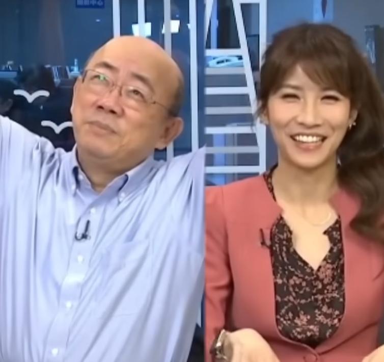 郭正亮好像，特别喜欢在这个女主持人面前，讲一些段子。每一次都逗得女主持人面若