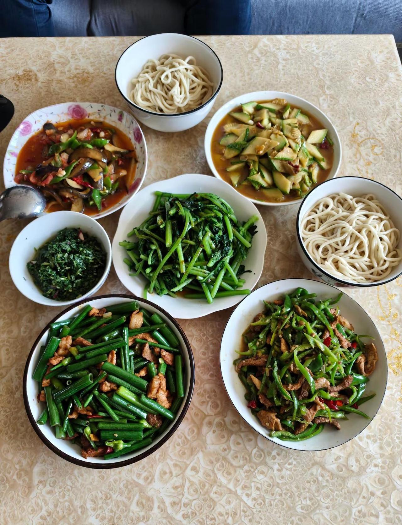 老公做饭的厨艺越来越好了！只要饭菜热气腾腾，日子也会红红火火，所以，一生这么漫长