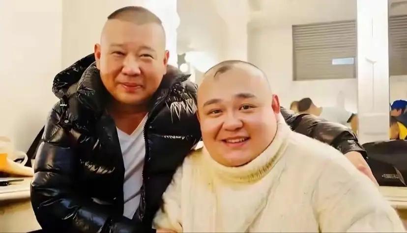 杨鹤通是德云社鹤字科首批弟子，追随郭德纲十七年，曾经是社内手握实权的核心骨干。此
