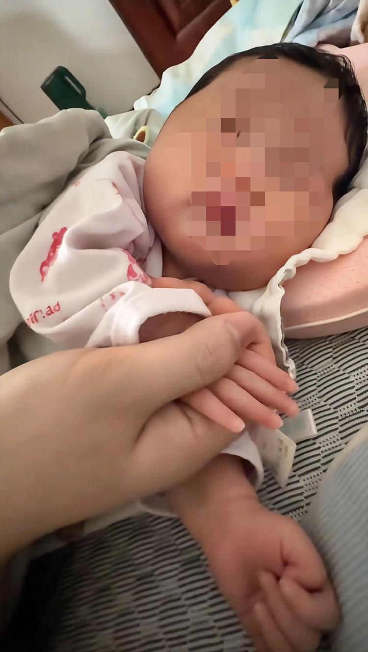 一男子发文说：孩子才出生十几天，孩子妈妈就不要他们了，嘴里说着是因为妈妈嫌弃爸爸