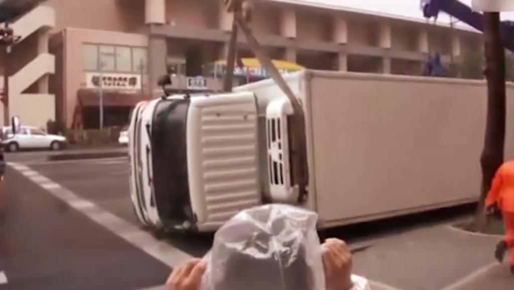 最火视频-日本小货车车技表演大赛,货车单边行