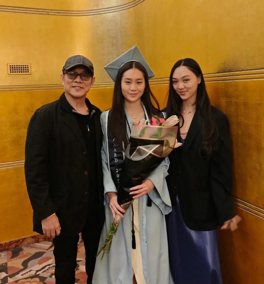 李连杰骄傲且自豪的说：“我小学都没毕业，但四个女儿都大学毕业了。请允许我得瑟一下