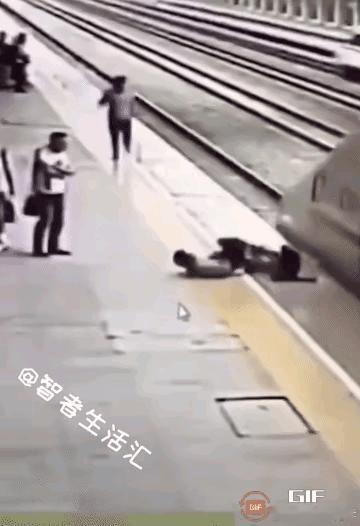大爱无需多言，为奋不顾身救人的英雄点赞，愿好人一生平安[赞][赞][祈祷]​​