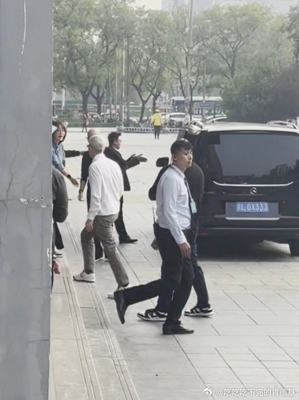 库克去爱奇艺了居然有人在爱奇艺大楼偶遇库克了！这是要有惊喜吗​​​
