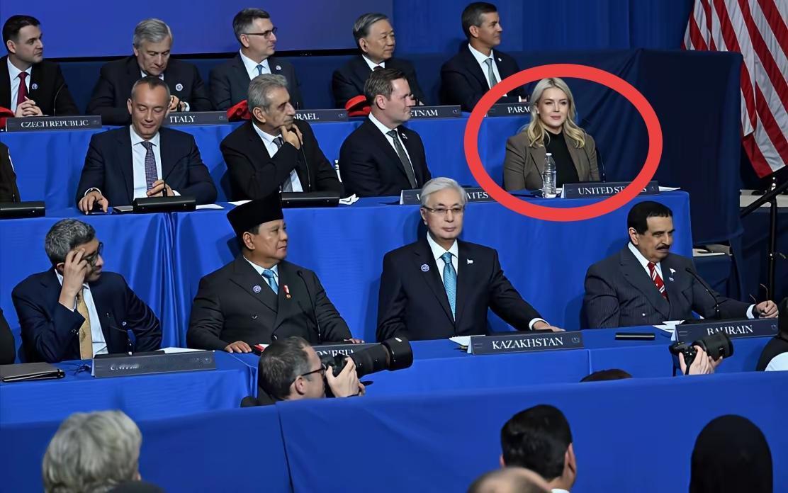 炸穿外交底线！27岁白宫发言人座次压过越共领导人，美国这桌席太讽刺2月19日
