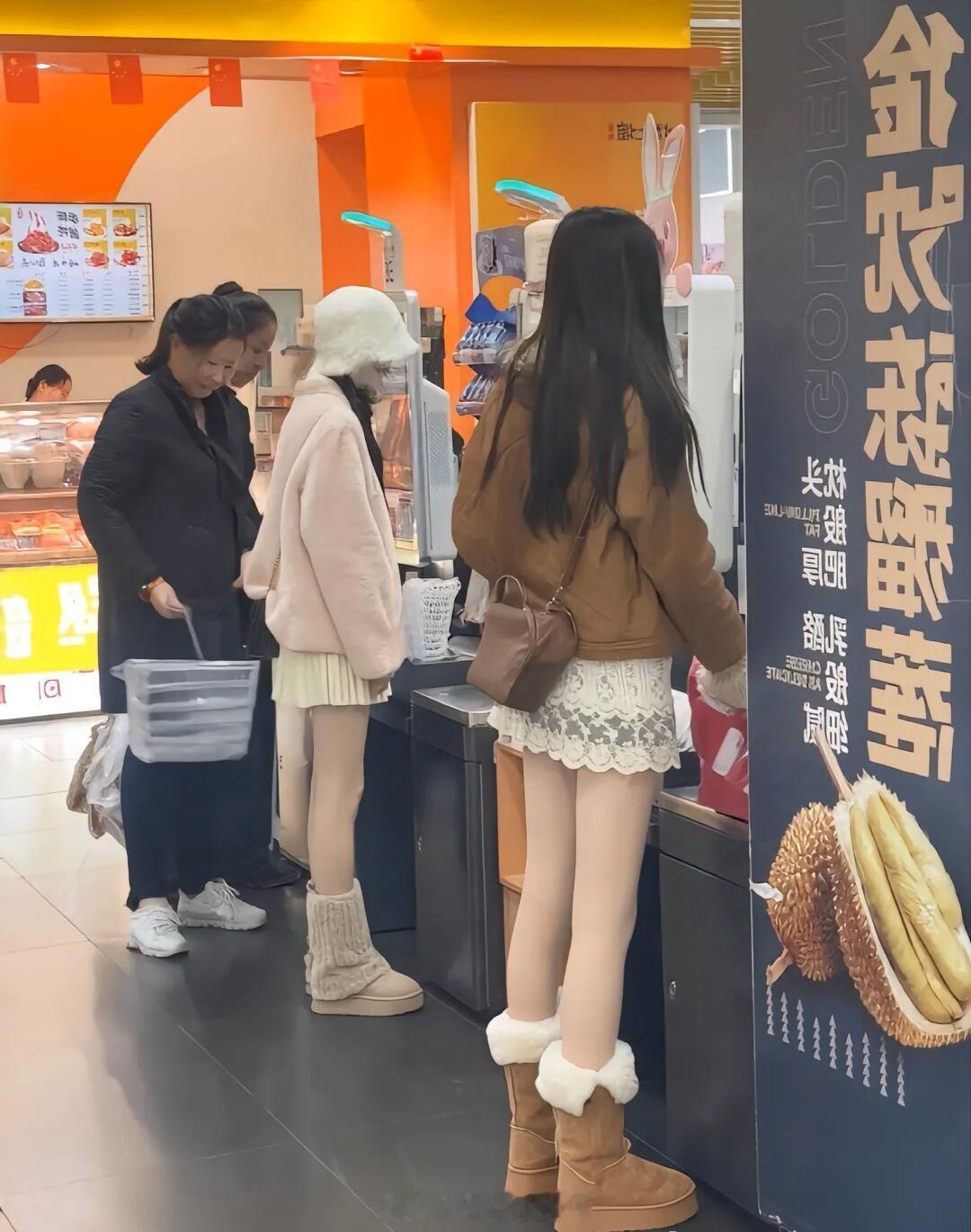 现在的女大学生是不是都喜欢炮姐穿搭，女团穿搭回归现实