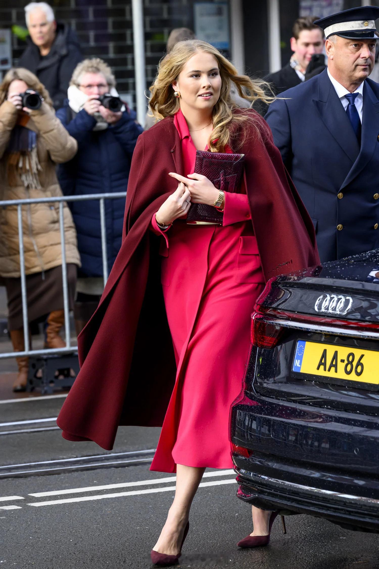 前几天去开会时，荷兰王储凯瑟琳娜-阿玛利亚公主披肩和裙子都是从亲妈玛克西玛衣柜里