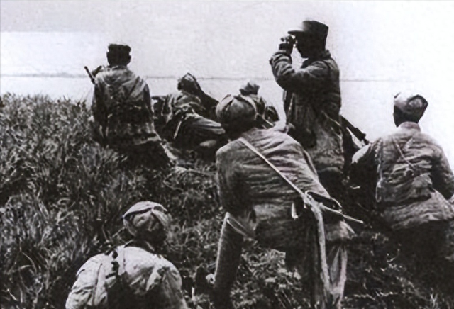 1949年，3名侦察员误入一间破旧牛棚。一名战士刚躺下，突然一阵疼痛，伸手往草堆