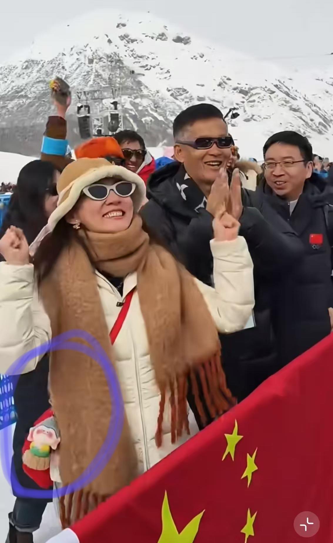 苏翊鸣夺首金，我不感到意外，但是看了苏翊鸣妈妈现场照片，有一个细节太令人感到意