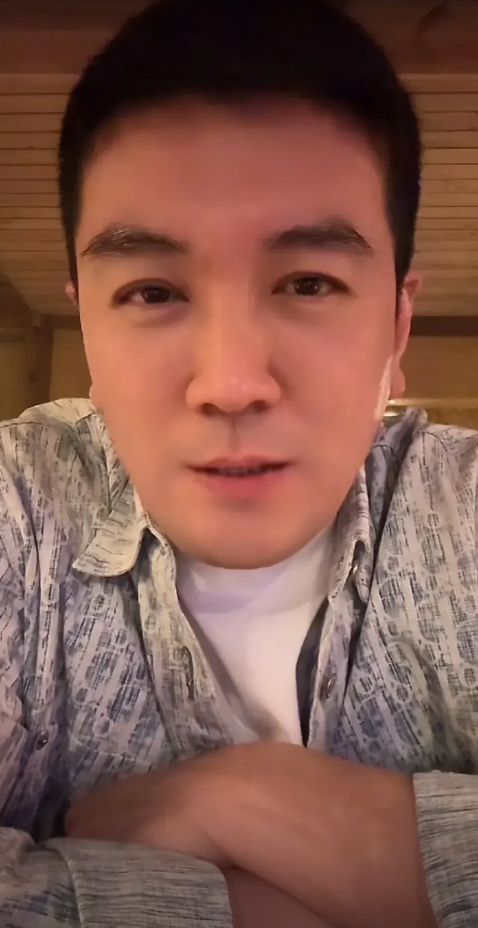 杨子表示，往昔，大家都讲我热衷于对黄圣依进行PUA并加以管控，如今诸位该清楚