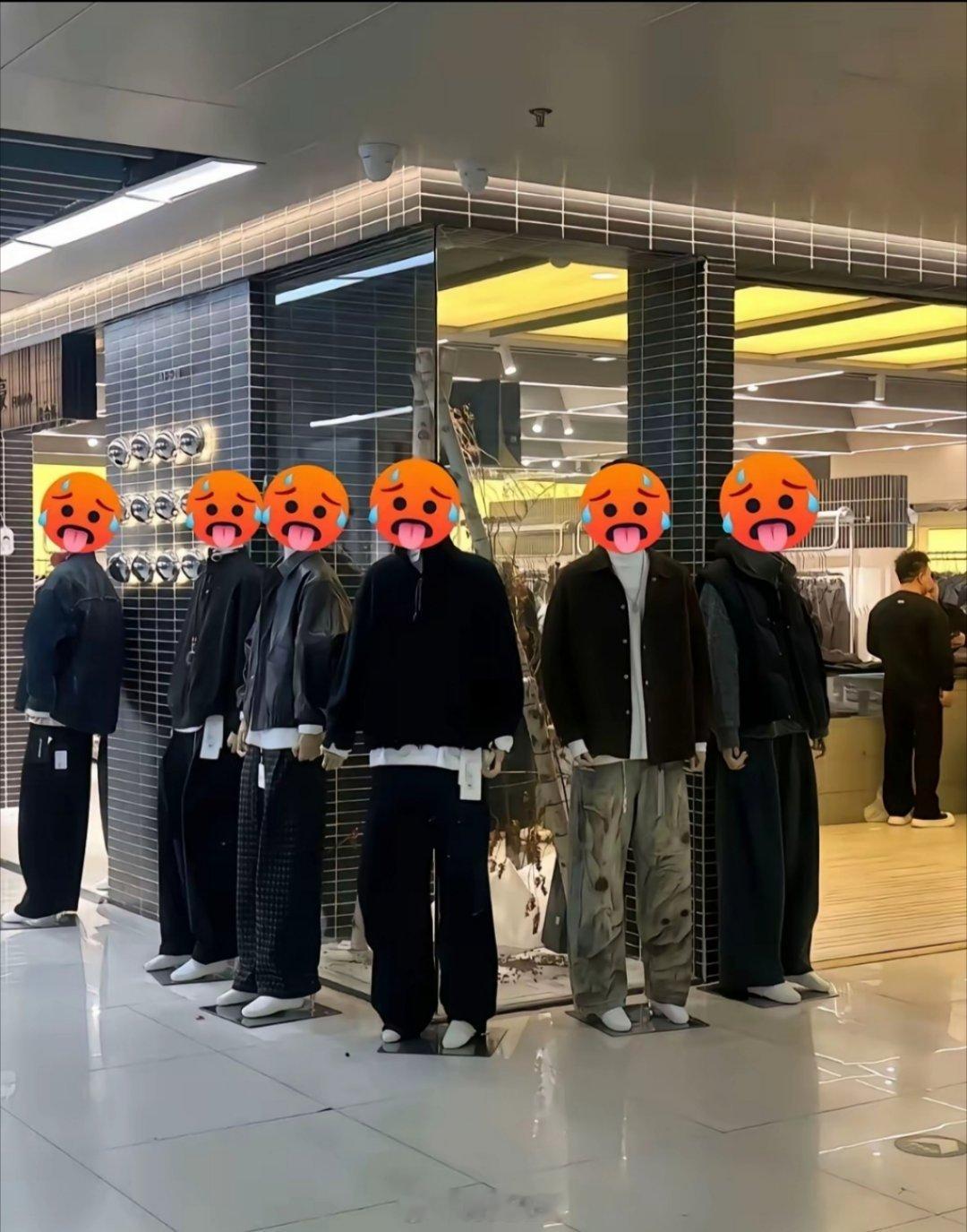 我发现现在的年轻男生，都是这种穿搭了。好多人穿宽松的裤子，还有工装束脚裤，都没看