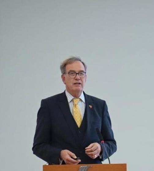 德国：中美打不起来了，因为打了也白打！日前德国教授坦率指出：美国不是害怕中国，也