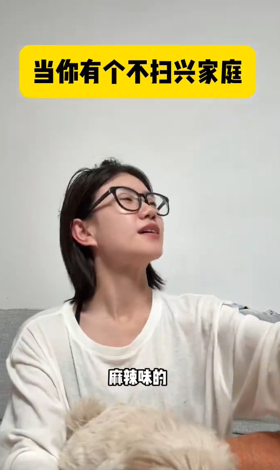 带爸妈去网红餐厅打卡，菜价不便宜味道却一般，我正尴尬怕他们说“不值”，爸爸却笑着