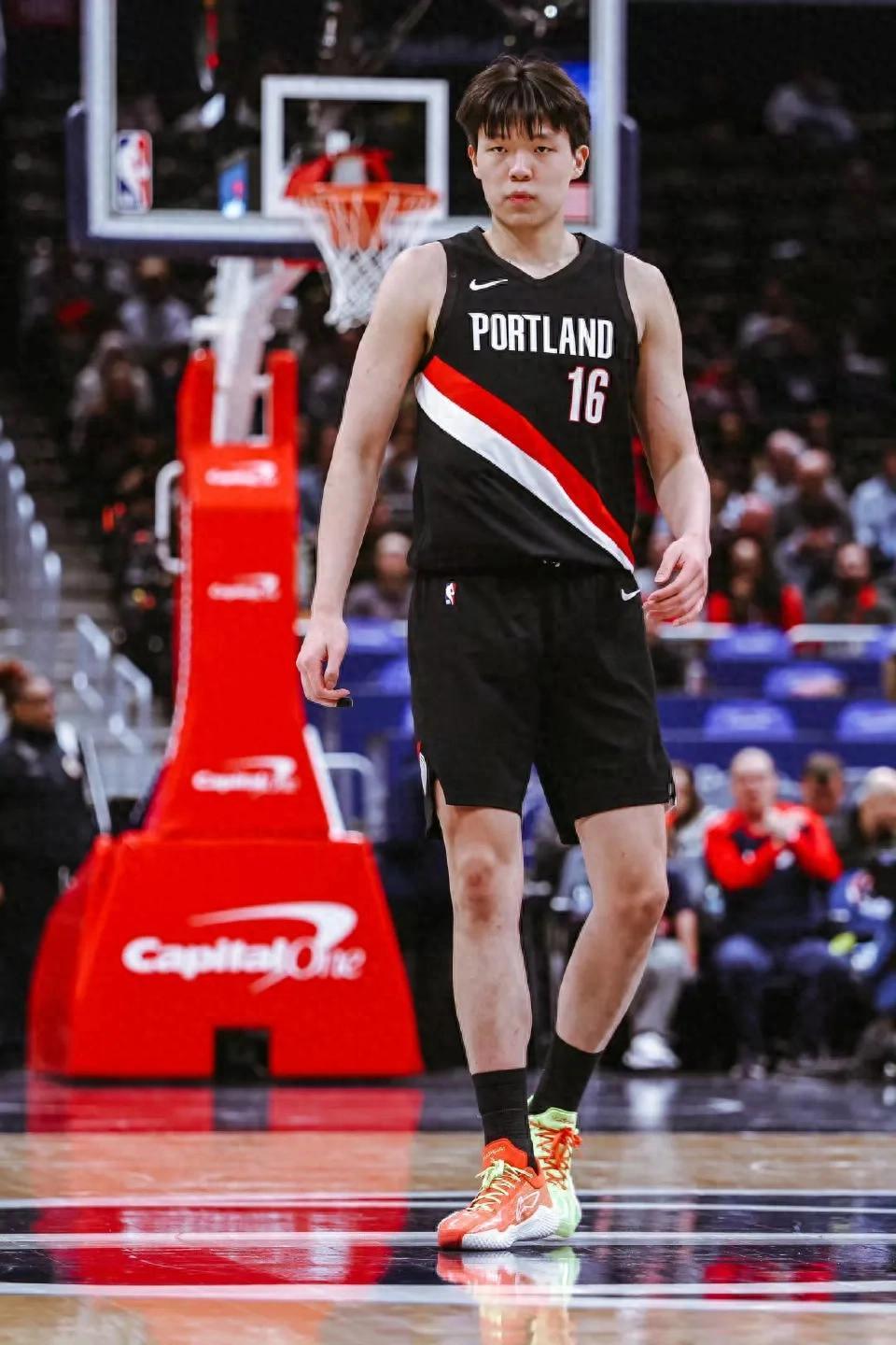 杨瀚森训练怎么样不知道一场普通的常规赛，却把杨瀚森再次推到聚光灯下。开拓者以