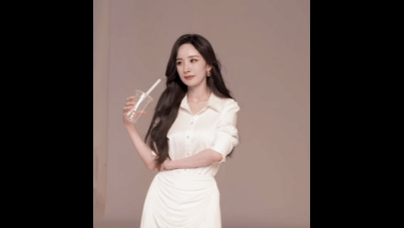 你永远可以相信幂姐的穿搭不得不说，杨幂的穿搭是教科书级的，自带女王范，尤其那双