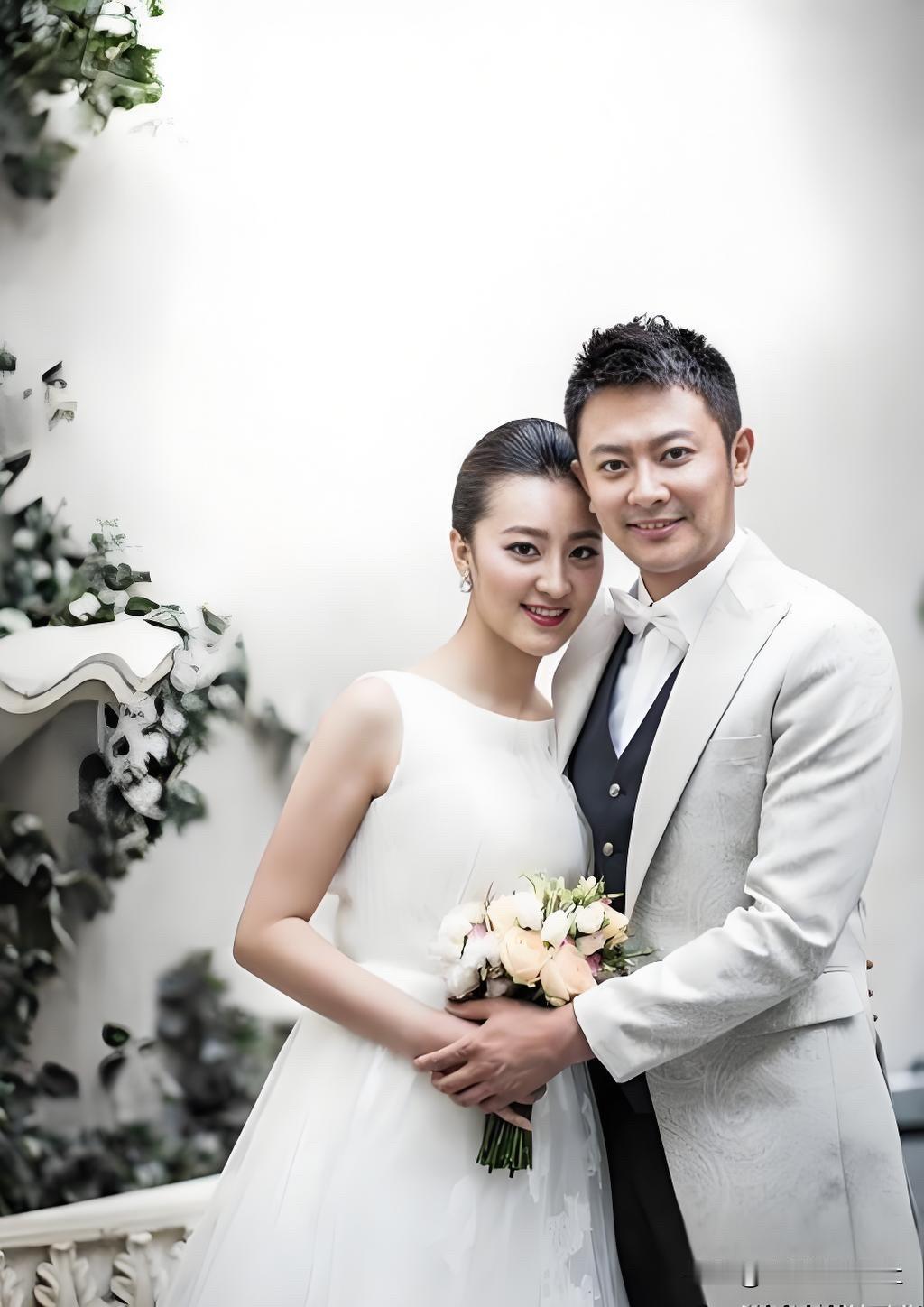假的，全是假的。2015年他花400万风风光光办了婚礼，娶了个叫“哈琳娜”的姑