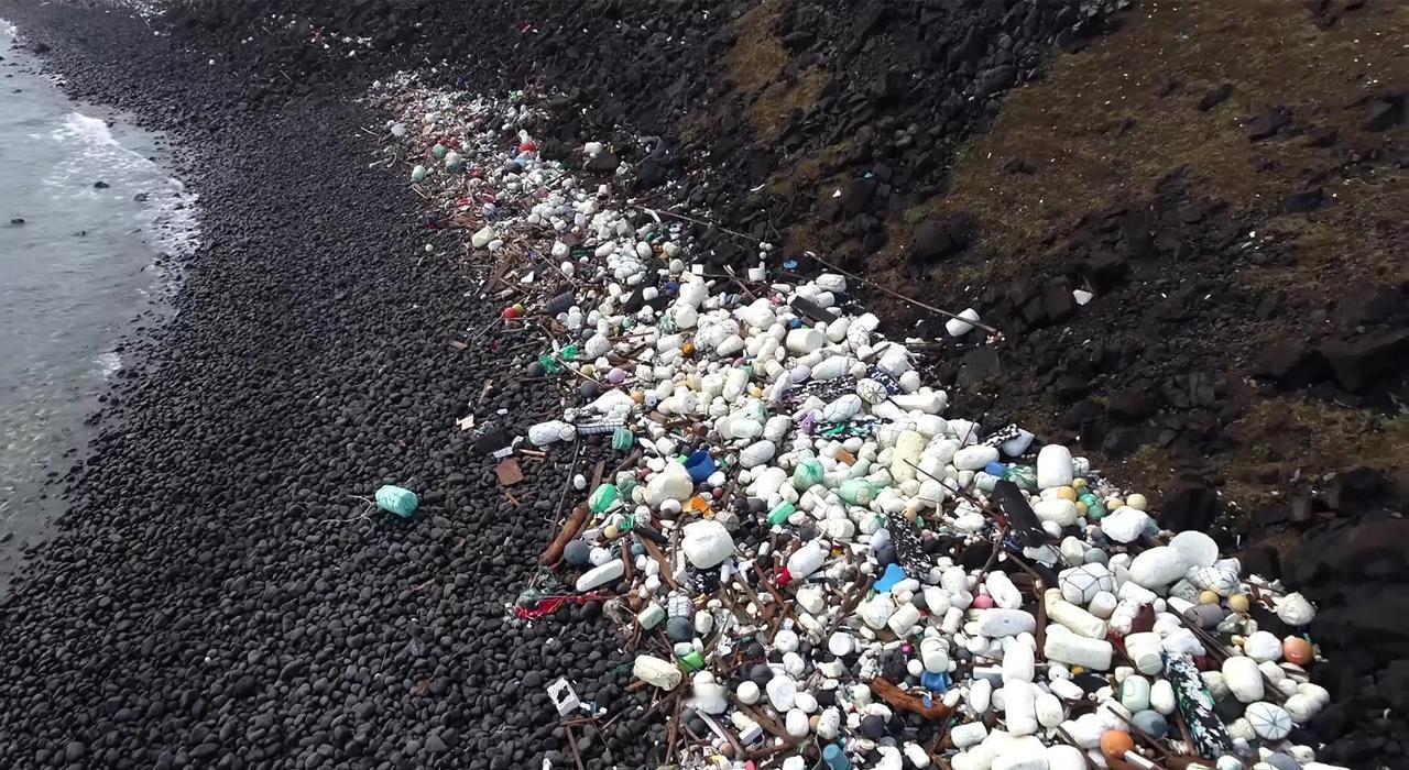 海底传来坏消息？人类下潜到1万多米的海底，发现了“不该出现”的东西，带来的影响让