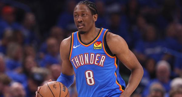 杰伦·威廉姆斯在接受手腕手术休养五个月后，于周五迎来赛季首秀，出战29分钟贡献1