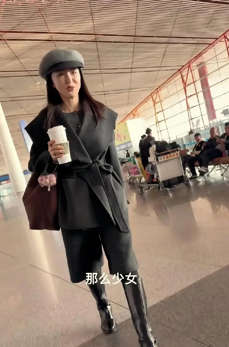 董璇现在穿什么衣服得听六岁女儿的。孩子不喜欢黑色讨厌深V，她就真把衣橱换成粉的白